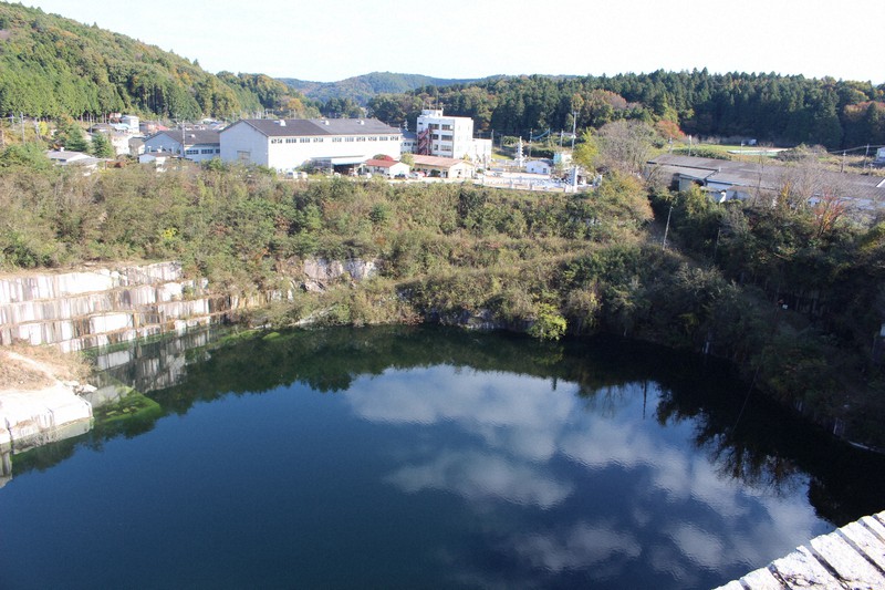 茨城の「グランドキャニオン」に地図にない湖ができた訳 採石場を観光