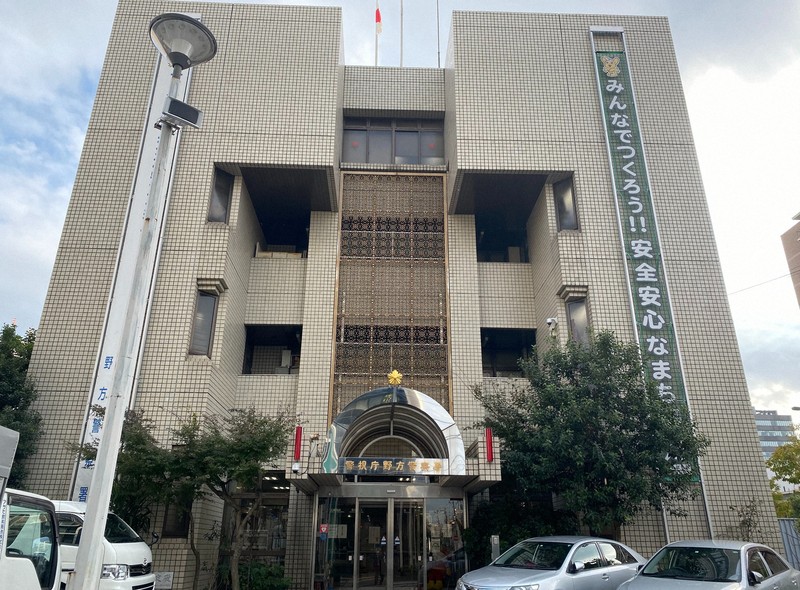 電車にはねられた男性の財布盗んだ疑い 無職の61歳を逮捕 毎日新聞