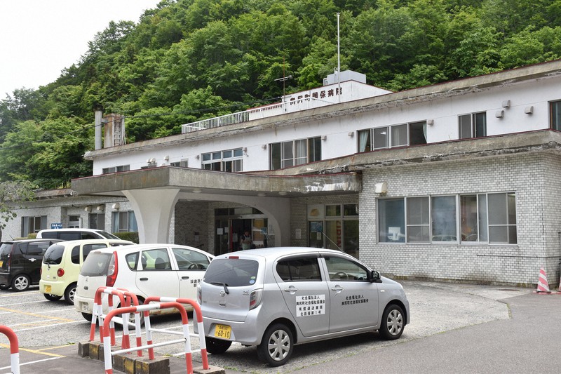 奥尻島内唯一の病院「奥尻町国民健康保険病院」=2020年6月24日午前11時35分、真貝恒平撮影