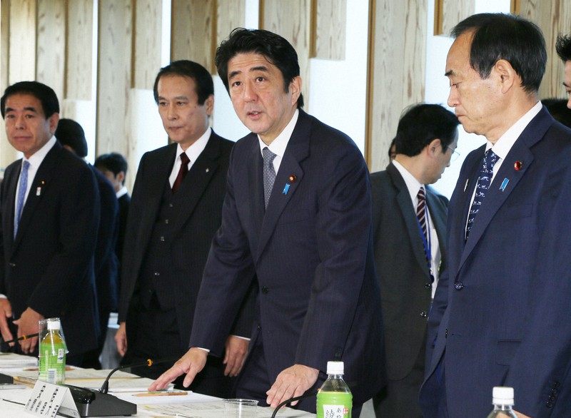 教育再生実行会議の初会合に出席する安倍晋三前首相。問題行動調査のデータが示され、道徳の教科化が議論された=2013年1月24日