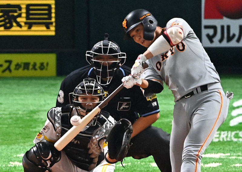 【ソフトバンク-巨人】一回表巨人無死二塁、坂本が先制の適時二塁打を放つ(捕手・甲斐)=ペイペイドームで2020年11月25日、徳野仁子撮影