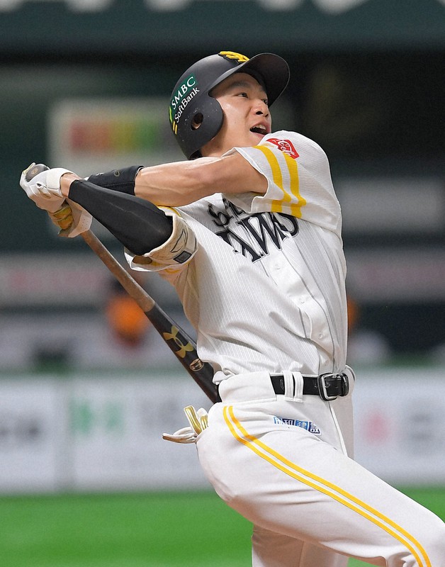 【ソフトバンク-巨人】一回裏ソフトバンク1死二塁、柳田が逆転の2点本塁打を放つ=ペイペイドームで2020年11月25日、津村豊和撮影