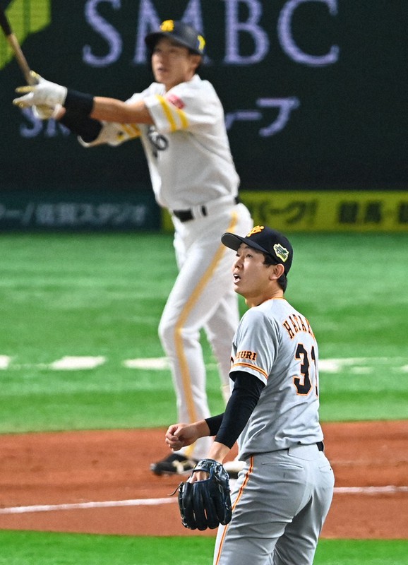 【ソフトバンク-巨人】一回裏ソフトバンク1死二塁、柳田(奥)に逆転2点本塁打を打たれ、打球の行方を見つめる巨人の畠=ペイペイドームで2020年11月25日、徳野仁子撮影