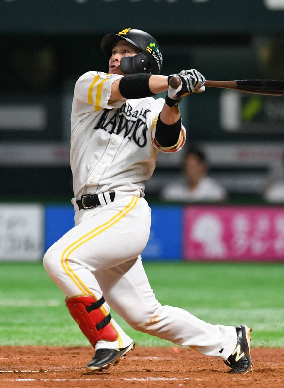 【ソフトバンク-巨人】二回裏ソフトバンク2死一塁、甲斐が左越え2点本塁打を放つ=ペイペイドームで2020年11月25日、矢頭智剛撮影