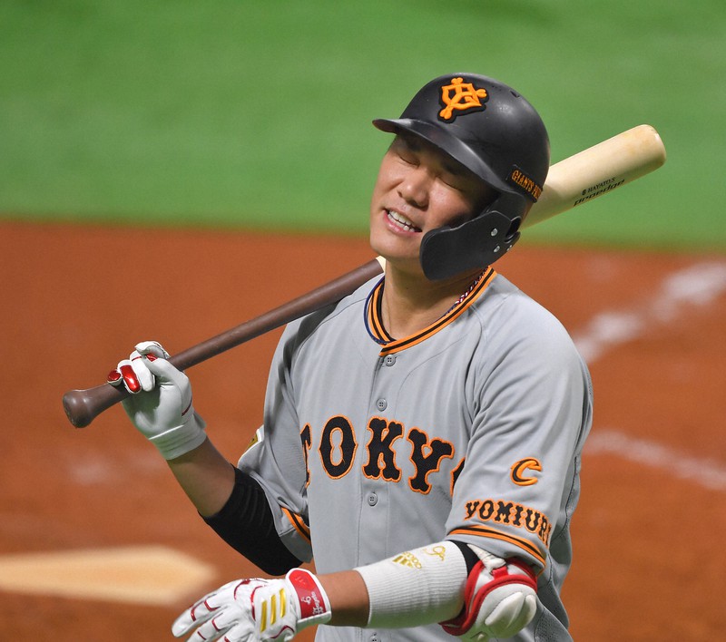 【ソフトバンク-巨人】五回表巨人1死一塁、右飛に倒れた坂本=ペイペイドームで2020年11月25日、金澤稔撮影