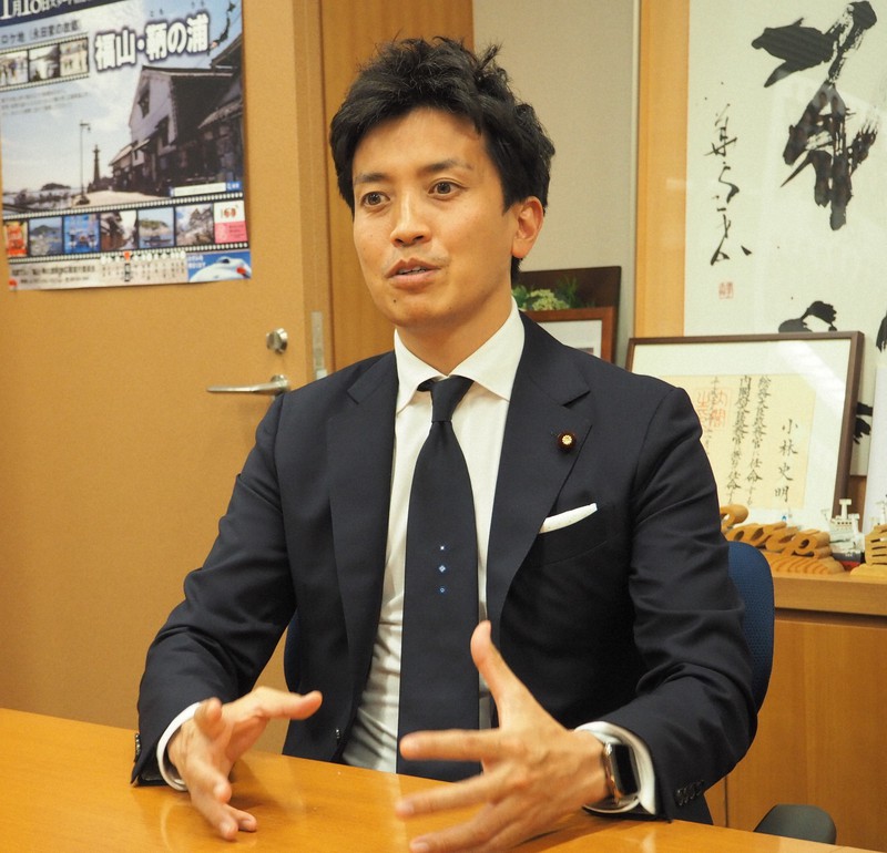 毎日新聞のインタビューに応じる小林史明衆院議員=東京都千代田区永田町2で2020年11月24日午後6時57分、後藤豪撮影