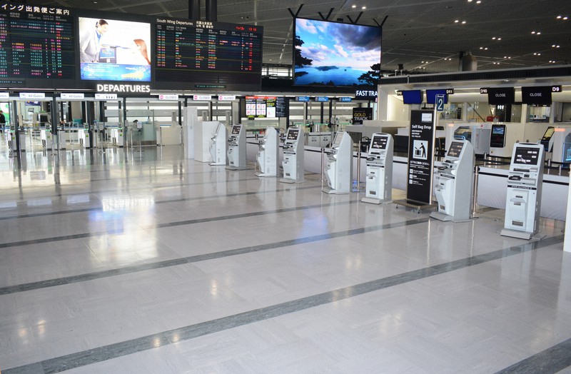 大幅な減便が続き、11月になっても閑散としている国際線の出発ロビー=成田空港で2020年11月12日午後1時8分、中村宰和撮影