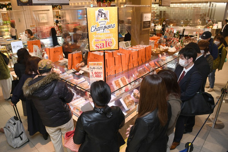 ホークス日本一セール 福岡県内の百貨店や商業施設で一斉に始まる 毎日新聞