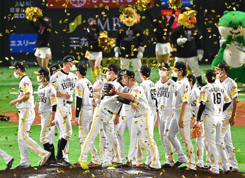 【ソフトバンク-巨人】4年連続日本一となり喜ぶソフトバンクの選手たち=ペイペイドームで2020年11月25日、徳野仁子撮影