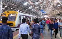 巨大都市ムンバイの中心にあるチャトラパティ・シバージー・ターミナス（CST）駅。ひっきりなしに通勤電車が発着する（写真は筆者撮影）