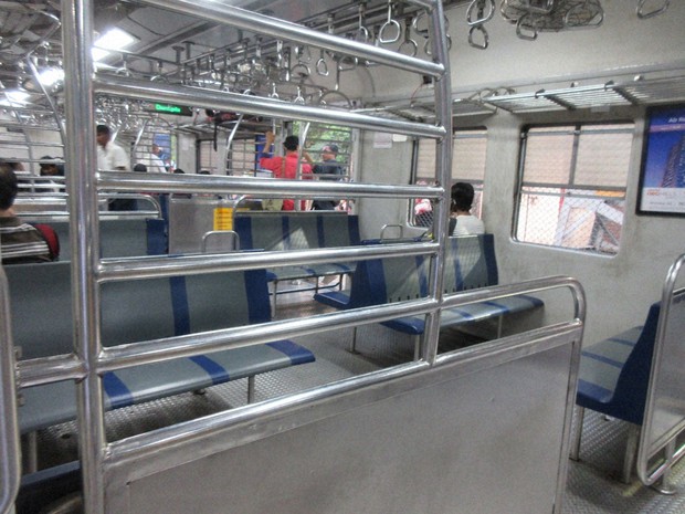 インドの鉄道は広軌。ムンバイの通勤列車は車両の幅も広い