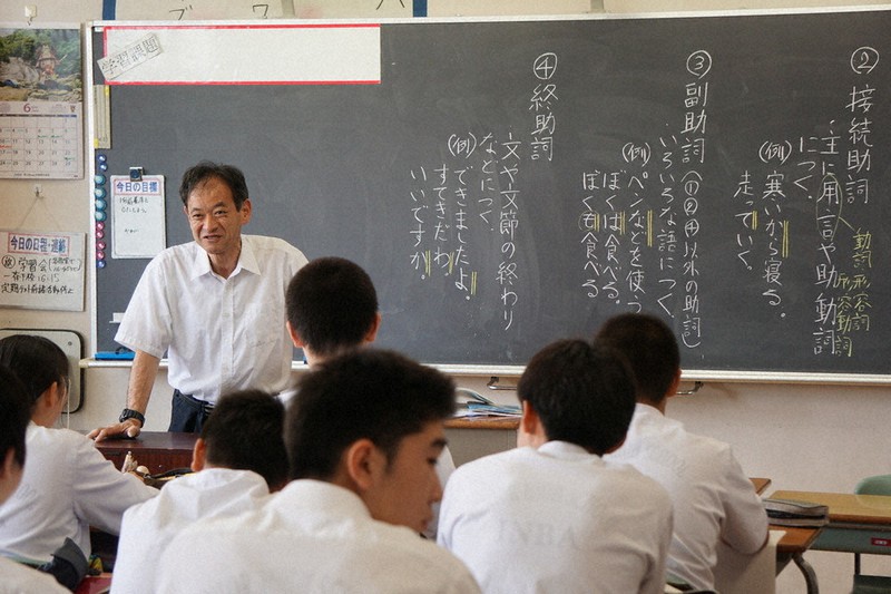 国語の授業をする宮下さん=印旛中学で2019年6月(同中学提供)