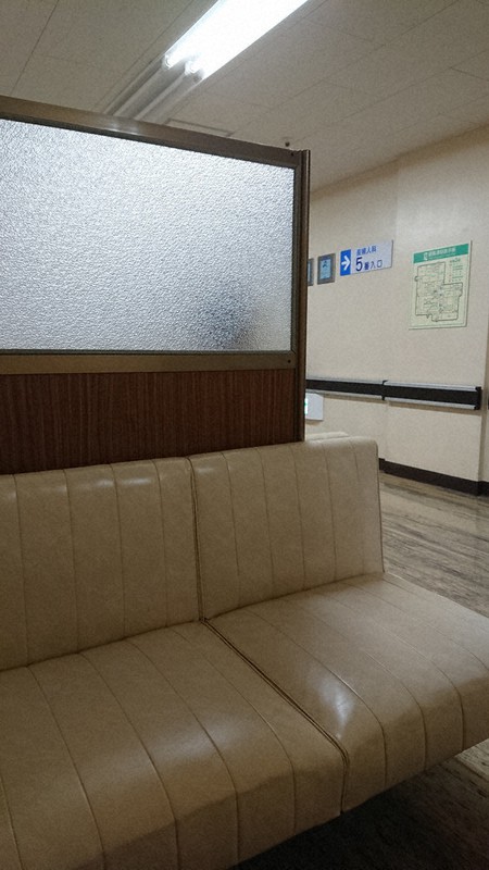 聖マリアンナ医大病院腎移植外来(腎泌尿器外科)の待合。向かい合う長椅子があり、私と妻、そして母といつもここに陣取った=倉岡一樹撮影
