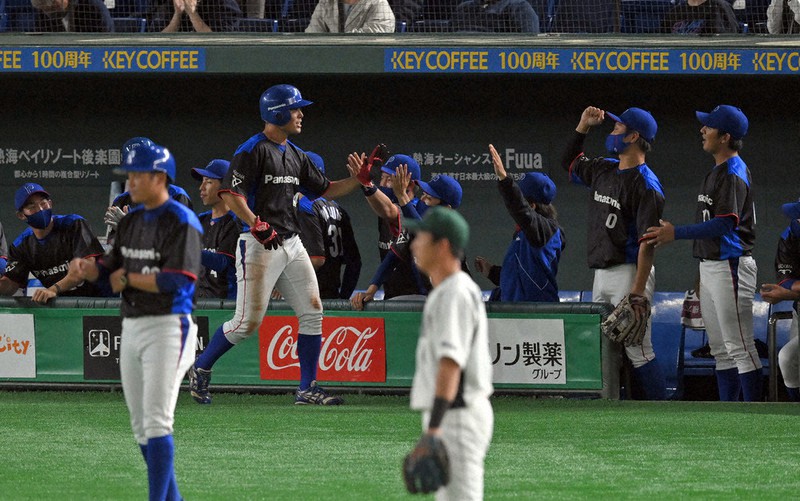 【パナソニック-伏木海陸運送】一回表門真市2死一、三塁、法兼の先制適時打で生還し、ベンチに出迎えられる小峰(中央左)=東京ドームで2020年11月26日、北山夏帆撮影