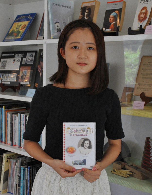 アンネの遺品が並ぶ部屋でDVDを手にする島田真友さん=福山市御幸町のホロコースト記念館で2020年9月8日午前11時51分、関東晋慈撮影