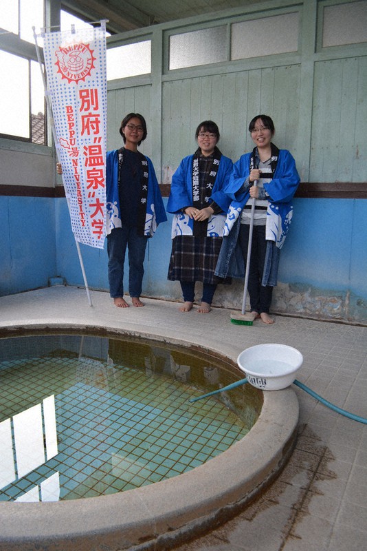 清掃アルバイトなどを買って出た別府大の女子学生3人