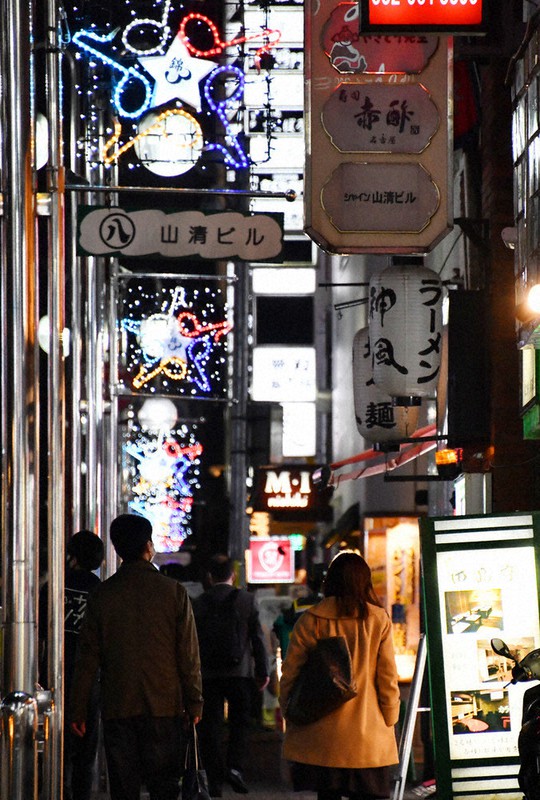 新型コロナの感染拡大に伴う時短営業の対象となった繁華街を歩く人たち=名古屋市中区で26日、兵藤公治撮影