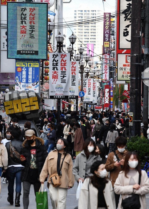 買い物客などでにぎわう3連休の道頓堀=大阪市中央区で23日、北村隆夫撮影
