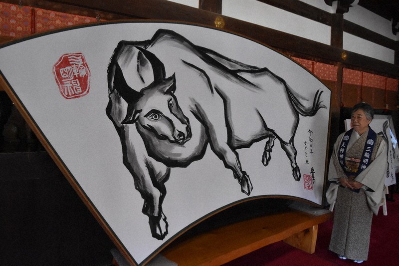 画家の柴田貴子さん(右)が奉納した大絵馬=奈良県桜井市の大神神社で2020年11月26日午前10時38分、廣瀬晃子撮影