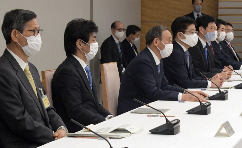 新型コロナウイルス感染症対策本部の会合で発言する菅義偉首相(前列左から3人目)。左端は新型コロナウイルス感染症対策分科会の尾身茂会長=首相官邸で2020年11月27日午後6時36分、竹内幹撮影
