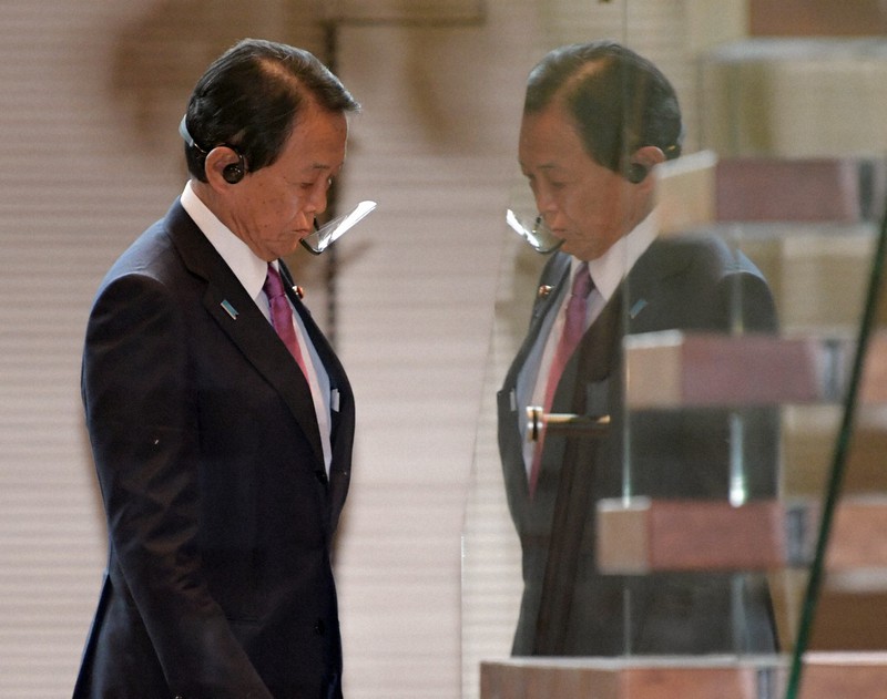 閣議に向かう麻生太郎財務相。税収が落ち込む中でコロナ対策の歳出は増えるばかり。厳しい財政運営を迫られている=首相官邸で11月20日午前8時16分、竹内幹撮影