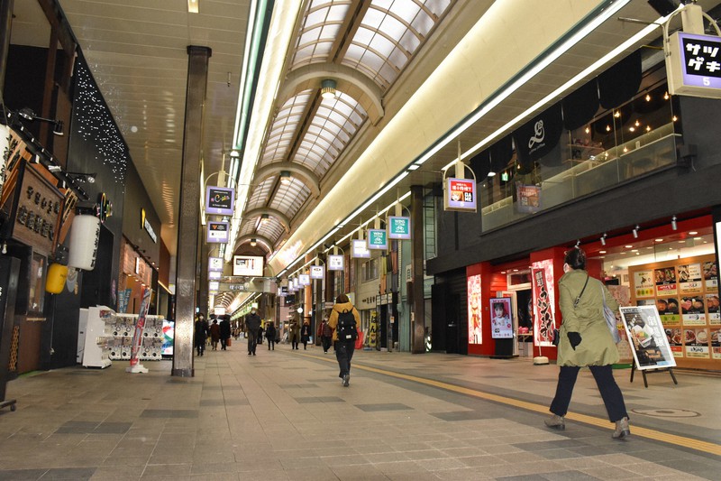 要請の範囲が北側(右)にも広がった狸小路商店街。昼間の人通りもまばらだった=札幌市中央区の狸小路商店街で2020年11月27日午後1時28分、土谷純一撮影