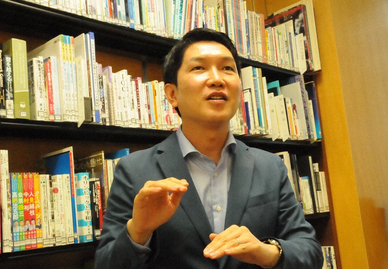 障害者スポーツの現状や課題について語る笹川スポーツ財団の小淵和也・政策ディレクター=東京都港区で2020年10月14日午後2時、村上正撮影