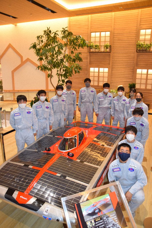 ソーラーカーを製作した伊賀白鳳高校エコカー部の部員たち=名張市蔵持町原出で、久木田照子撮影