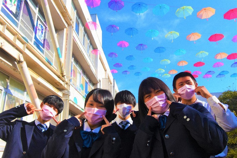 学校祭最終日にいじめ防止のイメージカラー「ピンク」のマスクを着用する生徒会メンバー=三重県名張市東町の名張高校で、衛藤達生撮影