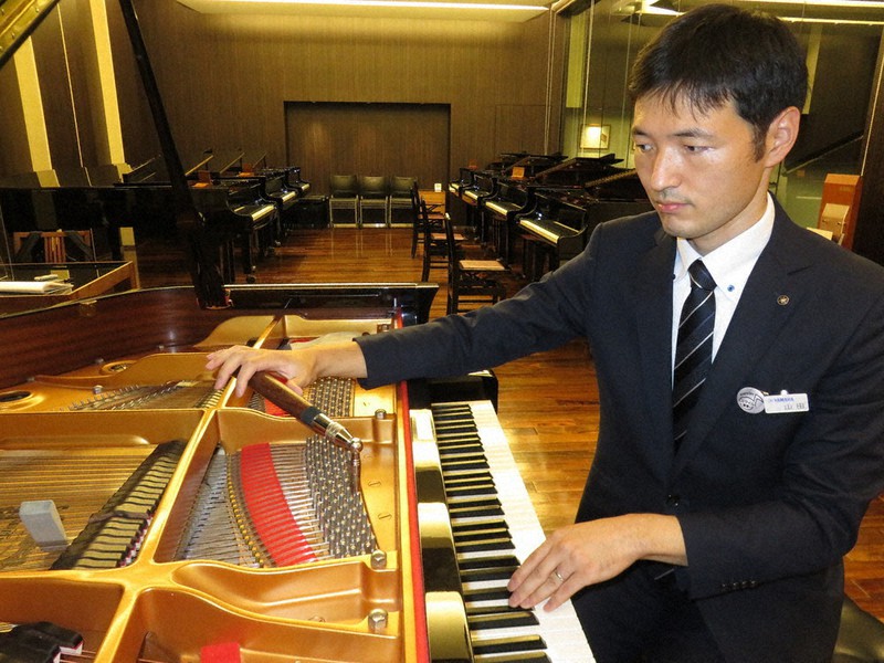 調律をする山田さん(山田定立さん)=大阪市西区で、三角真理撮影