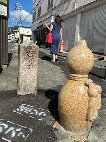 道標の傍らにひょうたん。瓢簞山らしい=東大阪市喜里川町で、松井宏員撮影