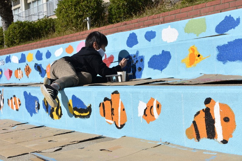 魚の絵を描く長尾南小の1年生=兵庫県宝塚市山本南2で、土居和弘撮影