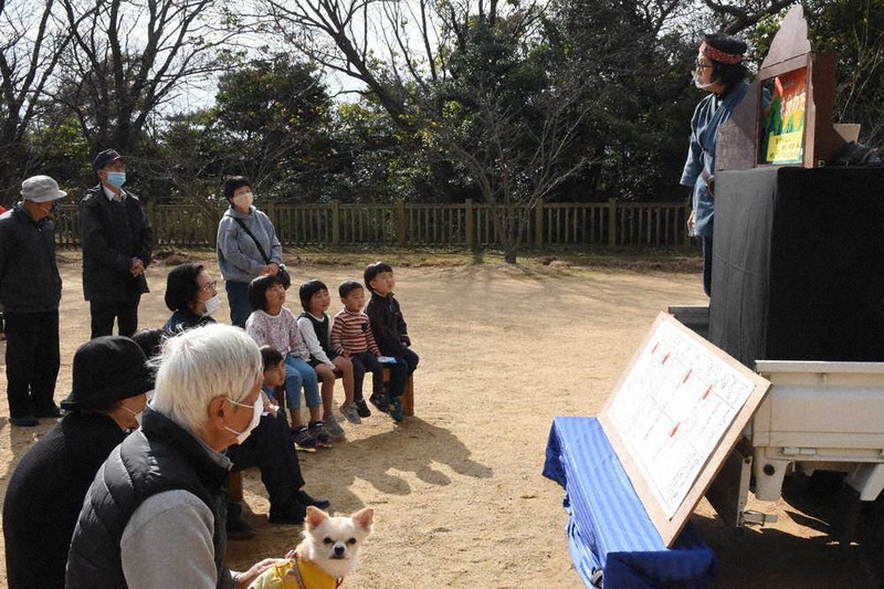 勝山御殿跡で披露された紙芝居「勝山三山ものがたり」