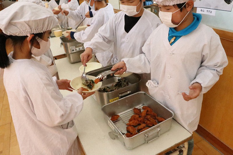 松浦市内の小中学校の給食で提供されたトラフグの唐揚げ