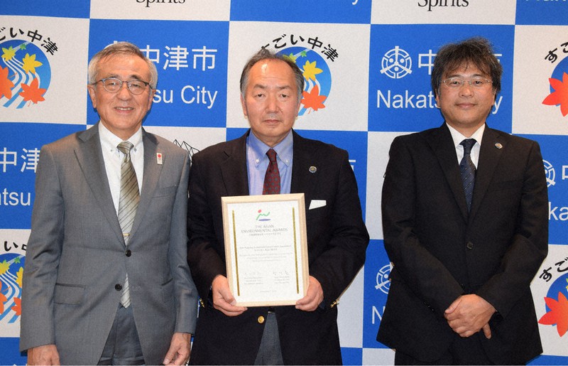 表彰状を手に奥塚市長(左)に受賞を報告した足利さん(中央)と山守さん