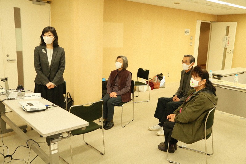学生とのオンライン交流会に参加した野津原方言調査会のメンバーと別府大学の松田教授(左)
