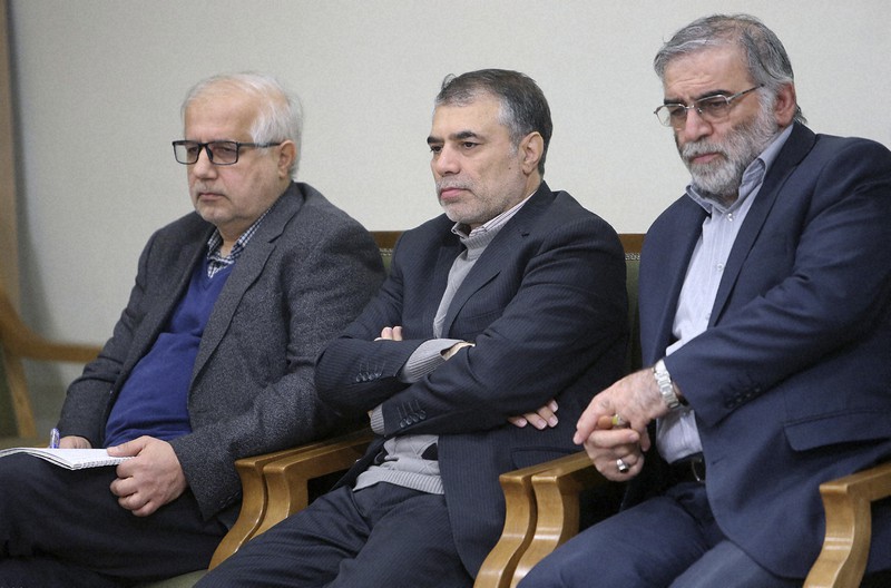 最高指導者ハメネイ師と面会する核科学者のモフセン・ファクリザデ氏(右)=イランの首都テヘランで2019年1月、イラン最高指導者事務所提供・AP