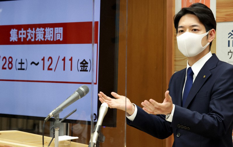 定例記者会見で質問に答える鈴木直道知事=札幌市中央区で2020年11月26日、貝塚太一撮影