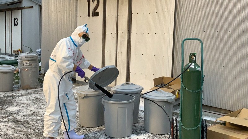 飼育されている鶏に鳥インフルエンザの陽性が確認され、殺処分と消毒作業が始まった福岡県宗像市の養鶏場=福岡県提供