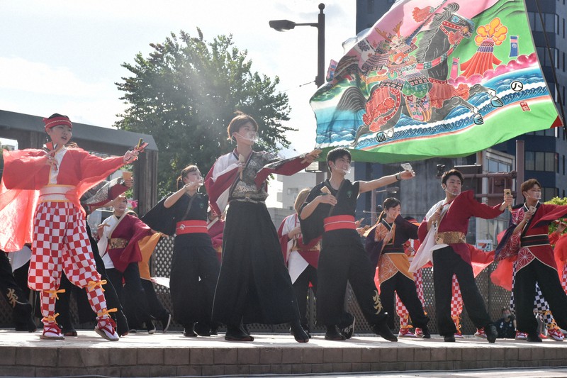 よさこい踊りを披露する学生ら=高知市帯屋町1の高知市中央公園で2020年11月28日午後2時35分、北村栞撮影