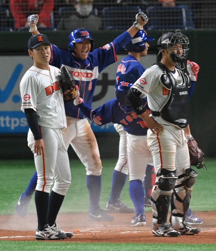【横浜市(ENEOS)-狭山市(ホンダ)】延長タイブレーク十回裏狭山市1死満塁、井上のサヨナラ2点二塁打で敗れ、ぼうぜんとする横浜市の3番手・伊藤(手前左)と捕手・柏木=東京ドームで2020年11月28日、北山夏帆撮影