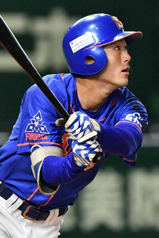 【福岡市(西部ガス)-東京都(鷺宮製作所)】六回表福岡市無死、井手が右中間に同点本塁打を放つ=東京ドームで2020年11月28日、平川義之撮影