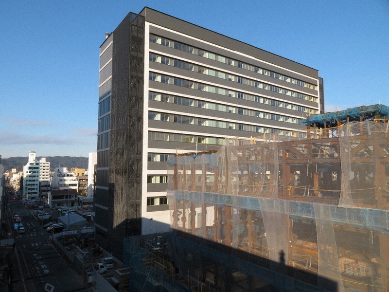 来春の開学に向けて整備が進む県立医大薬学部の建物(中央)。手前は建設中の和歌山城ホール=和歌山市役所から2020年11月26日午後3時22分、新宮達撮影