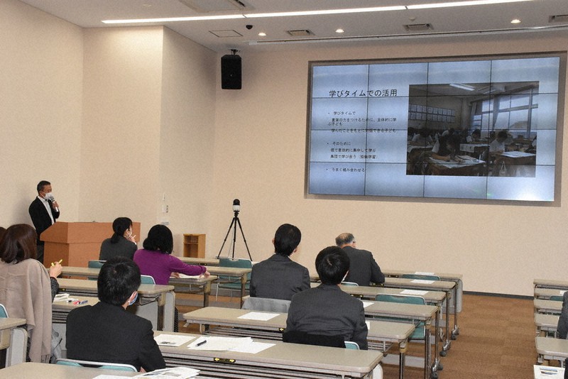 新聞を活用した実践例を紹介するセミナー=出雲市斐川町上庄原の山陰中央新社報製作センターで2020年11月28日午後3時1分、前田葵撮影
