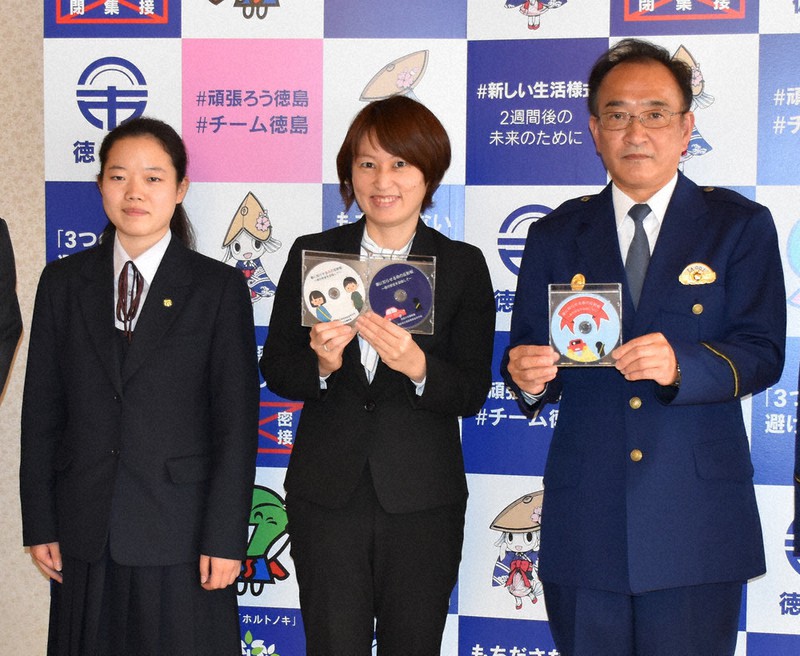 制作に携わった徳島商高の粟田真さん(左端)、DVDを手にする内藤佐和子市長(中央)と尾田正則徳島中央署長=徳島市役所で、2020年11月17日午前9時46分、国本ようこ撮影