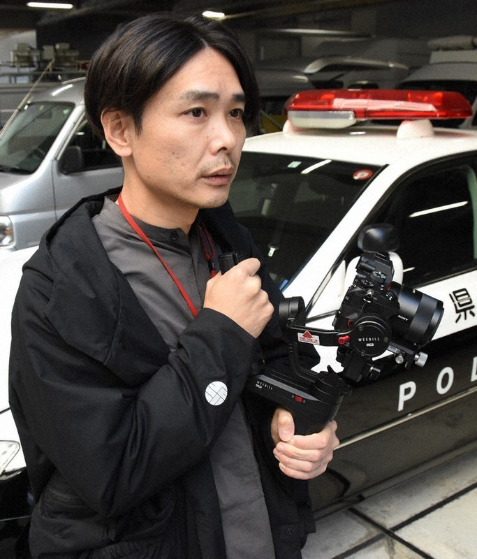 カメラを構える西森達也さん=県警本部で2020年11月11日午前10時5分、郡悠介撮影