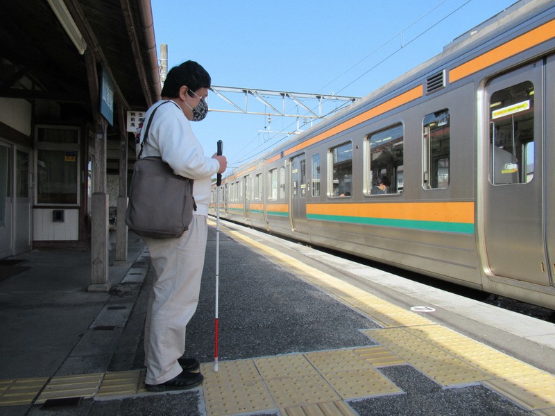 視覚障害者の富岡宜喜さんにとって、電車に乗り込む時には転落などの危険がある=栃木県足利市のJR山前駅で2020年11月18日午前10時16分、五十嵐朋子撮影