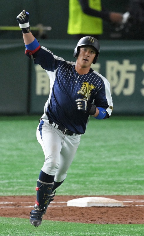 【広島市(三菱重工広島)-京都市(日本新薬)】五回裏京都市無死、同点本塁打を放ちガッツポーズする正木=東京ドームで2020年11月29日、手塚耕一郎撮影