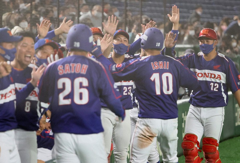【東京都(JR東日本)-大津町(ホンダ熊本)】五回裏大津町1死満塁、山本卓の勝ち越し2点適時打で生還した2走者を大喜びで迎える大津町の選手たち=東京ドームで2020年11月29日、山本晋撮影