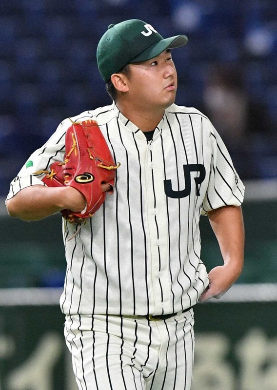 【東京都(JR東日本)-大津町(ホンダ熊本)】五回裏、自らの野選で無死満塁のピンチを招き厳しい表情の東京都の先発・高橋=東京ドームで2020年11月29日、平川義之撮影